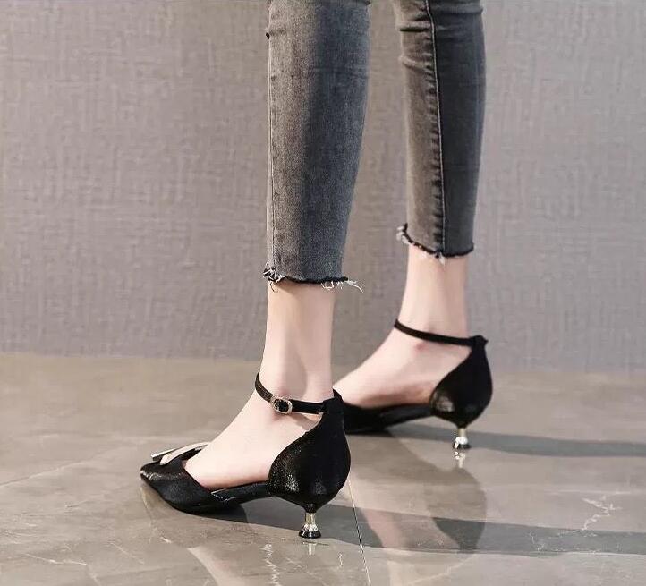 Pointed Toe Low-heel Sandals With A Buckle