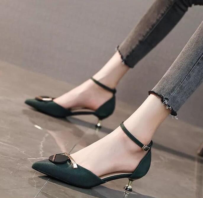 Pointed Toe Low-heel Sandals With A Buckle